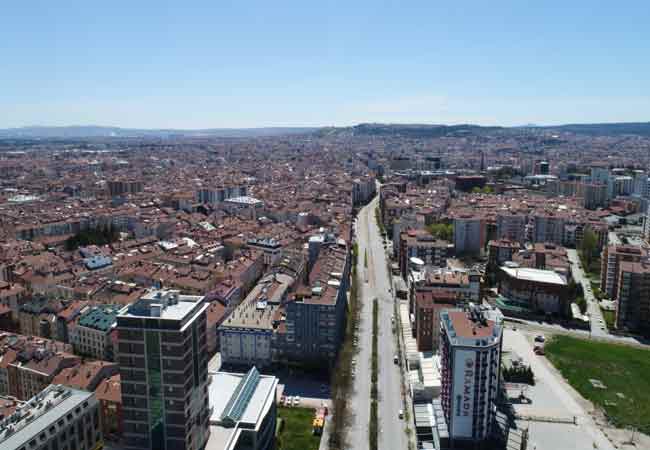 Öğrenci şehri ve insan yoğunluğuyla bilinen kentte cadde ve sokaklar sessizliğe bürünürken,...