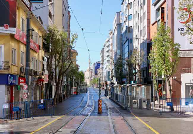 Eskişehir'de de Kovid-19 ile mücadele kapsamında sokağa çıkma kısıtlamasının başlamasının ardından cadde ve sokaklar boş kaldı.