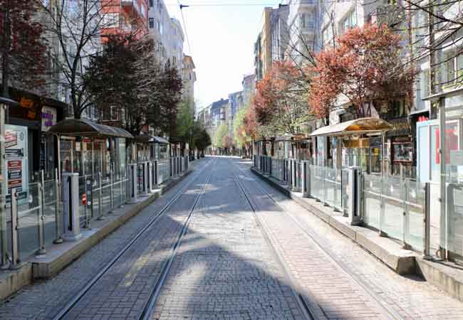 kısıtlama kapsamı dışında tutulan vatandaşların işlerine gitmek için sokağa çıktığı da görüldü.