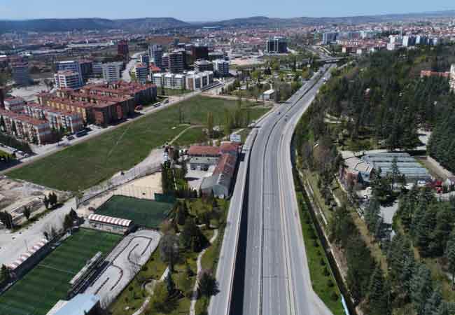 Yasak öncesinde az da olsa hareketliliğin bulunduğu İsmet İnönü Caddesi, İki Eylül Caddesi, Sakarya Caddesi, Şair Fuzuli Caddesi ve Hamamyolu Caddesi ile Cengiz Topel Caddesi sessizliğe büründü.