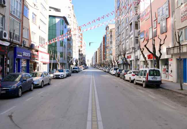 Eskişehir'de de Kovid-19 ile mücadele kapsamında sokağa çıkma kısıtlamasının başlamasının ardından cadde ve sokaklar boş kaldı.