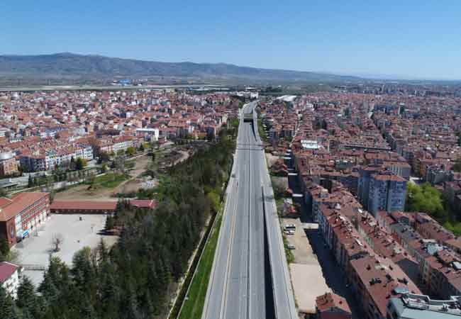 Eskişehir'de de Kovid-19 ile mücadele kapsamında sokağa çıkma kısıtlamasının başlamasının ardından cadde ve sokaklar boş kaldı.