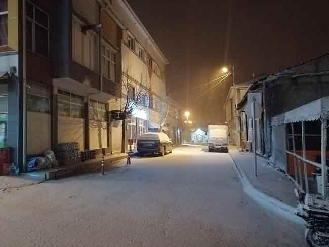 Eskişehir ve çevresinde hava sıcaklığının hissedilir düzeyde azalması sonucu başlayan ve yer yere kara dönüşen yağış, özellikle Mihalıççık ilçesinde etkisini sürdürüyor.