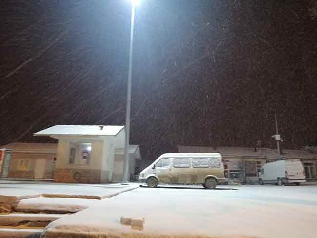 Eskişehir ve çevresinde hava sıcaklığının hissedilir düzeyde azalması sonucu başlayan ve yer yere kara dönüşen yağış, özellikle Mihalıççık ilçesinde etkisini sürdürüyor.