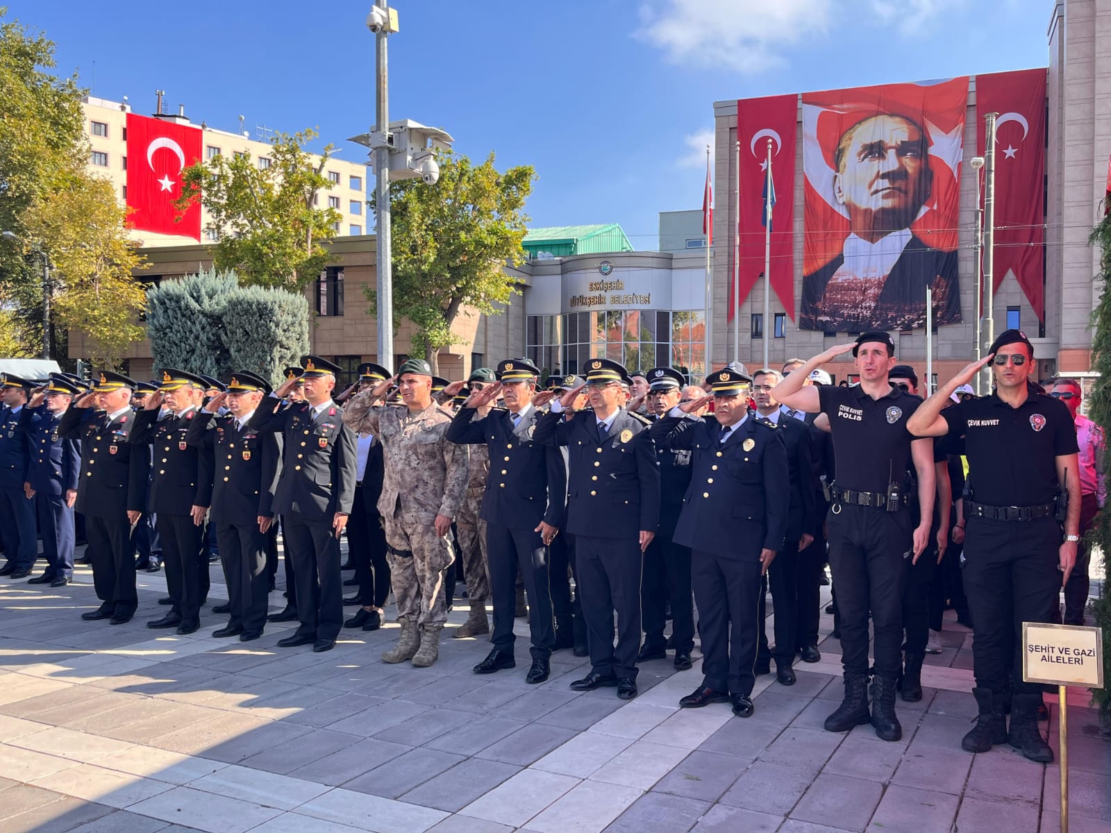 Eskişehir, düşman işgalinden kurtuluşunun 102. yılını görkemli bir törenle kutladı. Vali, Büyükşehir Belediye Başkanı ve diğer protokol mensuplarının katıldığı törende, çelenk sunma, saygı duruşu ve İstiklal Marşı'nın okunması gibi geleneksel ritüeller yer aldı. Konuşmalarda, şehrin Kurtuluş Savaşı'ndaki önemi, Atatürk'ün Eskişehir'e olan ilgisi ve şehrin günümüzdeki gelişimi vurgulandı. Tören, halk oyunları gösterileri ve şiir dinletileriyle renklendirildi.