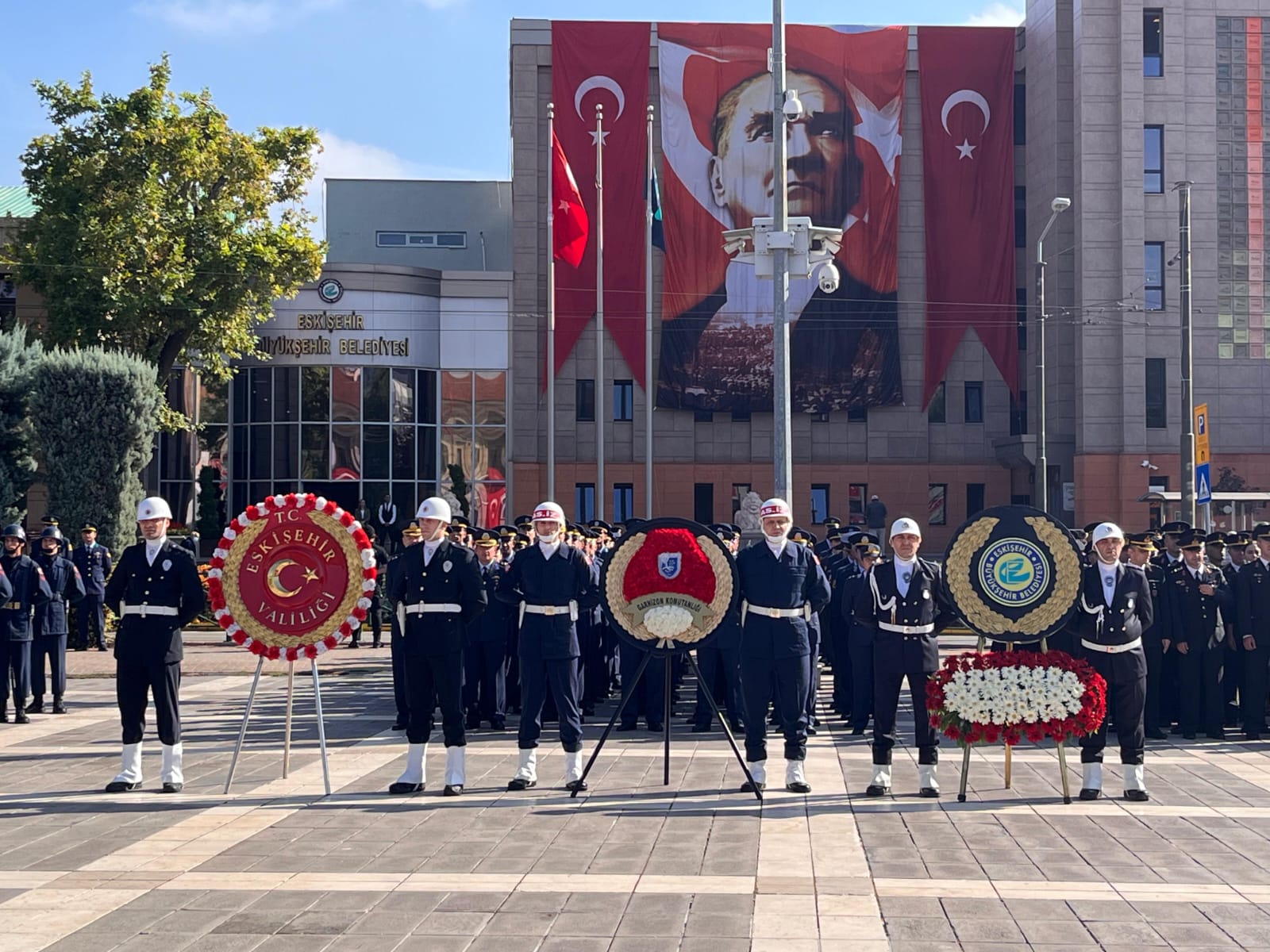 Eskişehir, düşman işgalinden kurtuluşunun 102. yılını görkemli bir törenle kutladı. Vali, Büyükşehir Belediye Başkanı ve diğer protokol mensuplarının katıldığı törende, çelenk sunma, saygı duruşu ve İstiklal Marşı'nın okunması gibi geleneksel ritüeller yer aldı. Konuşmalarda, şehrin Kurtuluş Savaşı'ndaki önemi, Atatürk'ün Eskişehir'e olan ilgisi ve şehrin günümüzdeki gelişimi vurgulandı. Tören, halk oyunları gösterileri ve şiir dinletileriyle renklendirildi.