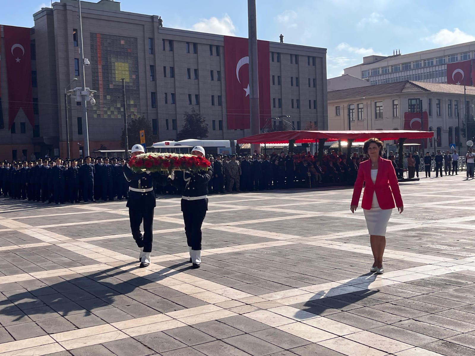 Eskişehir, düşman işgalinden kurtuluşunun 102. yılını görkemli bir törenle kutladı. Vali, Büyükşehir Belediye Başkanı ve diğer protokol mensuplarının katıldığı törende, çelenk sunma, saygı duruşu ve İstiklal Marşı'nın okunması gibi geleneksel ritüeller yer aldı. Konuşmalarda, şehrin Kurtuluş Savaşı'ndaki önemi, Atatürk'ün Eskişehir'e olan ilgisi ve şehrin günümüzdeki gelişimi vurgulandı. Tören, halk oyunları gösterileri ve şiir dinletileriyle renklendirildi.