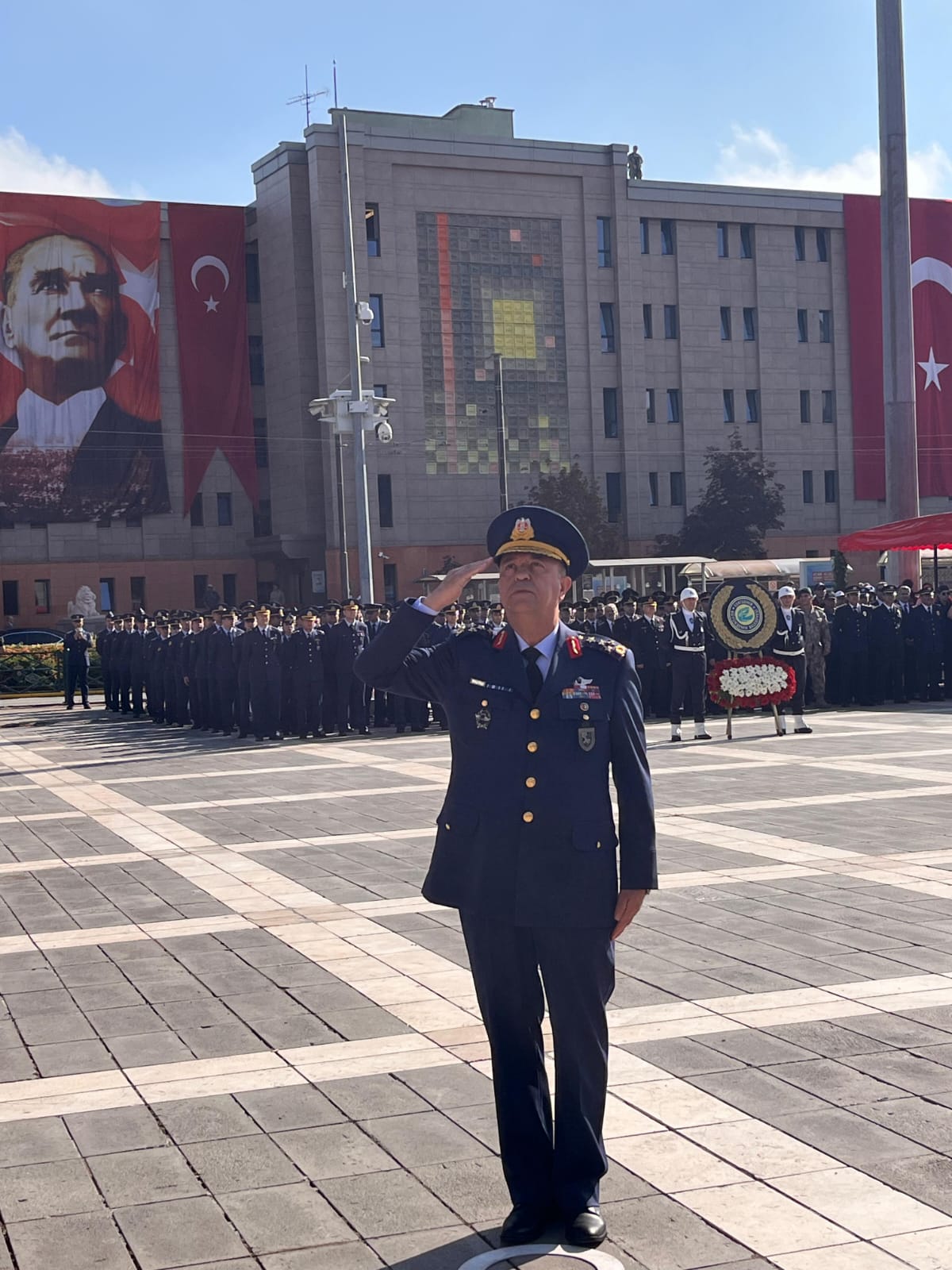 Eskişehir, düşman işgalinden kurtuluşunun 102. yılını görkemli bir törenle kutladı. Vali, Büyükşehir Belediye Başkanı ve diğer protokol mensuplarının katıldığı törende, çelenk sunma, saygı duruşu ve İstiklal Marşı'nın okunması gibi geleneksel ritüeller yer aldı. Konuşmalarda, şehrin Kurtuluş Savaşı'ndaki önemi, Atatürk'ün Eskişehir'e olan ilgisi ve şehrin günümüzdeki gelişimi vurgulandı. Tören, halk oyunları gösterileri ve şiir dinletileriyle renklendirildi.