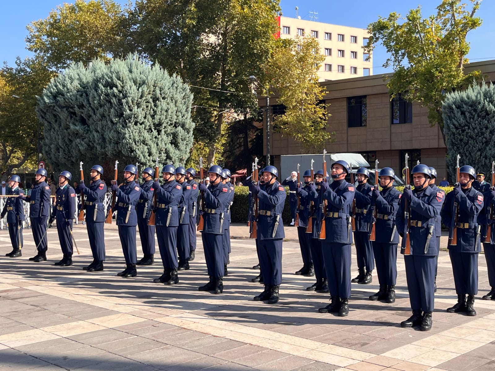 Eskişehir, düşman işgalinden kurtuluşunun 102. yılını görkemli bir törenle kutladı. Vali, Büyükşehir Belediye Başkanı ve diğer protokol mensuplarının katıldığı törende, çelenk sunma, saygı duruşu ve İstiklal Marşı'nın okunması gibi geleneksel ritüeller yer aldı. Konuşmalarda, şehrin Kurtuluş Savaşı'ndaki önemi, Atatürk'ün Eskişehir'e olan ilgisi ve şehrin günümüzdeki gelişimi vurgulandı. Tören, halk oyunları gösterileri ve şiir dinletileriyle renklendirildi.