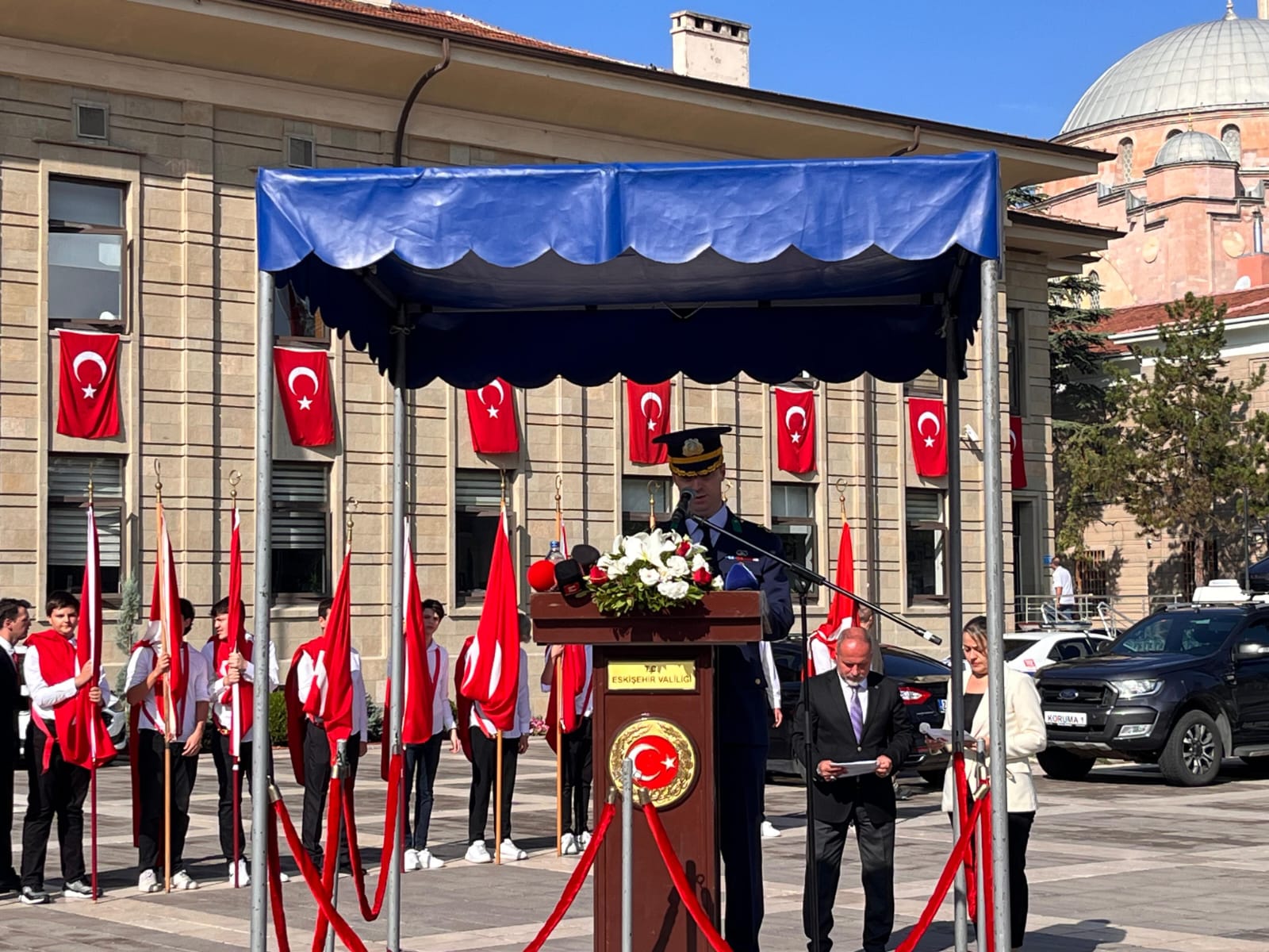 Eskişehir, düşman işgalinden kurtuluşunun 102. yılını görkemli bir törenle kutladı. Vali, Büyükşehir Belediye Başkanı ve diğer protokol mensuplarının katıldığı törende, çelenk sunma, saygı duruşu ve İstiklal Marşı'nın okunması gibi geleneksel ritüeller yer aldı. Konuşmalarda, şehrin Kurtuluş Savaşı'ndaki önemi, Atatürk'ün Eskişehir'e olan ilgisi ve şehrin günümüzdeki gelişimi vurgulandı. Tören, halk oyunları gösterileri ve şiir dinletileriyle renklendirildi.