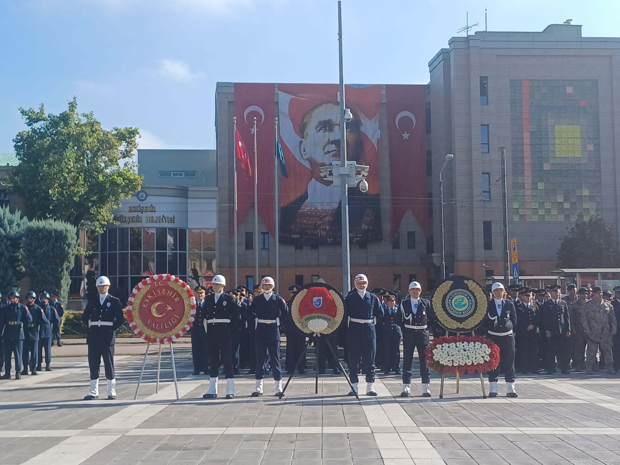 Eskişehir, düşman işgalinden kurtuluşunun 102. yılını görkemli bir törenle kutladı. Vali, Büyükşehir Belediye Başkanı ve diğer protokol mensuplarının katıldığı törende, çelenk sunma, saygı duruşu ve İstiklal Marşı'nın okunması gibi geleneksel ritüeller yer aldı. Konuşmalarda, şehrin Kurtuluş Savaşı'ndaki önemi, Atatürk'ün Eskişehir'e olan ilgisi ve şehrin günümüzdeki gelişimi vurgulandı. Tören, halk oyunları gösterileri ve şiir dinletileriyle renklendirildi.