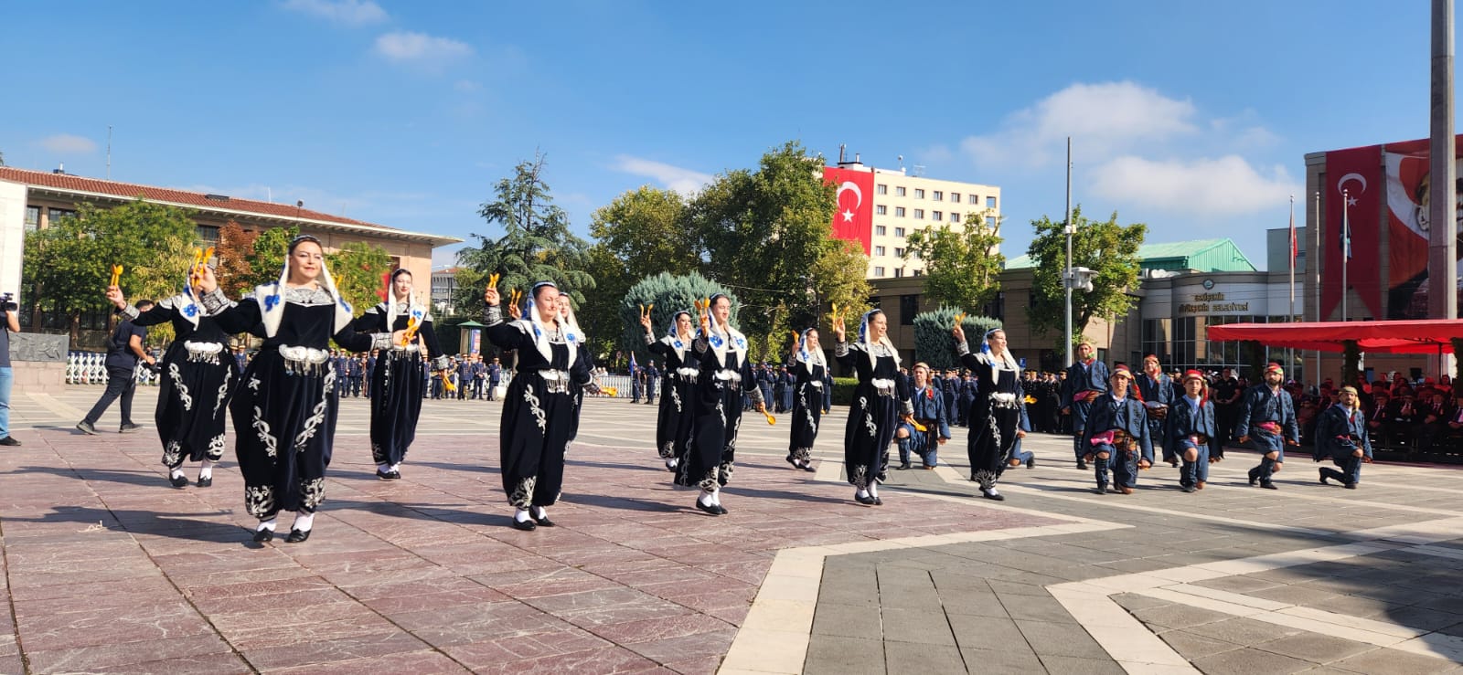 Eskişehir, düşman işgalinden kurtuluşunun 102. yılını görkemli bir törenle kutladı. Vali, Büyükşehir Belediye Başkanı ve diğer protokol mensuplarının katıldığı törende, çelenk sunma, saygı duruşu ve İstiklal Marşı'nın okunması gibi geleneksel ritüeller yer aldı. Konuşmalarda, şehrin Kurtuluş Savaşı'ndaki önemi, Atatürk'ün Eskişehir'e olan ilgisi ve şehrin günümüzdeki gelişimi vurgulandı. Tören, halk oyunları gösterileri ve şiir dinletileriyle renklendirildi.