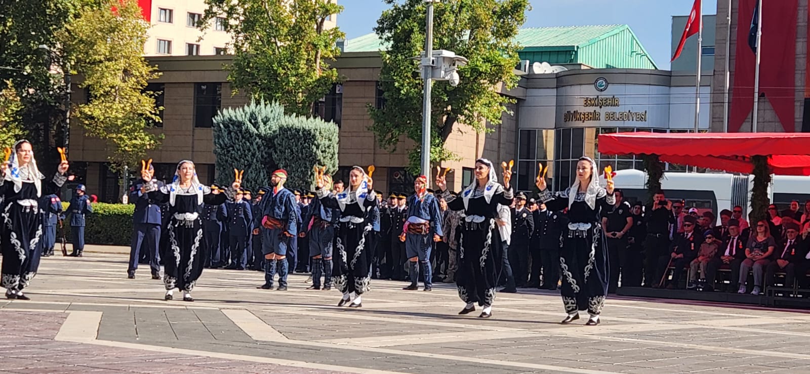 Eskişehir, düşman işgalinden kurtuluşunun 102. yılını görkemli bir törenle kutladı. Vali, Büyükşehir Belediye Başkanı ve diğer protokol mensuplarının katıldığı törende, çelenk sunma, saygı duruşu ve İstiklal Marşı'nın okunması gibi geleneksel ritüeller yer aldı. Konuşmalarda, şehrin Kurtuluş Savaşı'ndaki önemi, Atatürk'ün Eskişehir'e olan ilgisi ve şehrin günümüzdeki gelişimi vurgulandı. Tören, halk oyunları gösterileri ve şiir dinletileriyle renklendirildi.