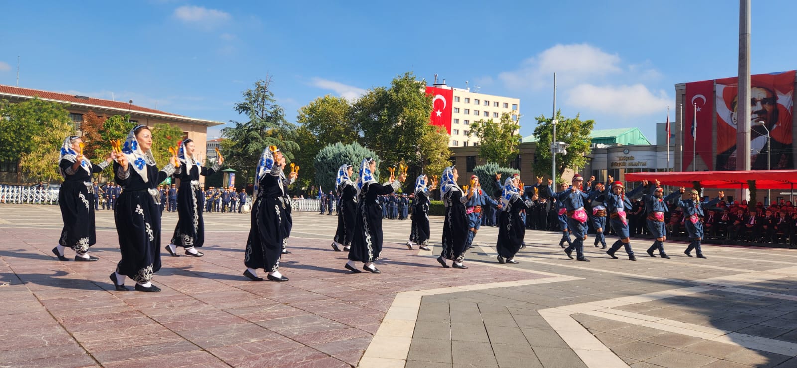 Eskişehir, düşman işgalinden kurtuluşunun 102. yılını görkemli bir törenle kutladı. Vali, Büyükşehir Belediye Başkanı ve diğer protokol mensuplarının katıldığı törende, çelenk sunma, saygı duruşu ve İstiklal Marşı'nın okunması gibi geleneksel ritüeller yer aldı. Konuşmalarda, şehrin Kurtuluş Savaşı'ndaki önemi, Atatürk'ün Eskişehir'e olan ilgisi ve şehrin günümüzdeki gelişimi vurgulandı. Tören, halk oyunları gösterileri ve şiir dinletileriyle renklendirildi.