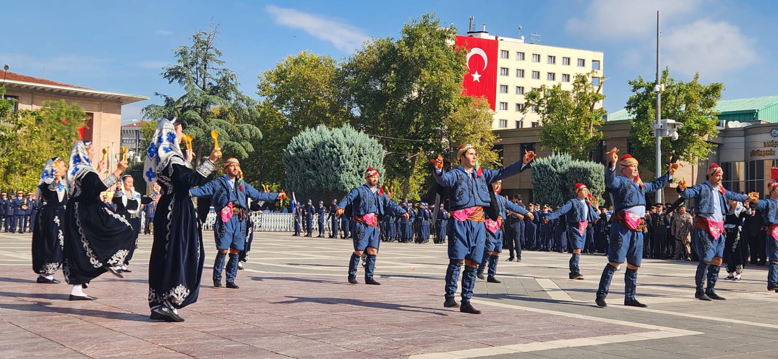 Eskişehir, düşman işgalinden kurtuluşunun 102. yılını görkemli bir törenle kutladı. Vali, Büyükşehir Belediye Başkanı ve diğer protokol mensuplarının katıldığı törende, çelenk sunma, saygı duruşu ve İstiklal Marşı'nın okunması gibi geleneksel ritüeller yer aldı. Konuşmalarda, şehrin Kurtuluş Savaşı'ndaki önemi, Atatürk'ün Eskişehir'e olan ilgisi ve şehrin günümüzdeki gelişimi vurgulandı. Tören, halk oyunları gösterileri ve şiir dinletileriyle renklendirildi.