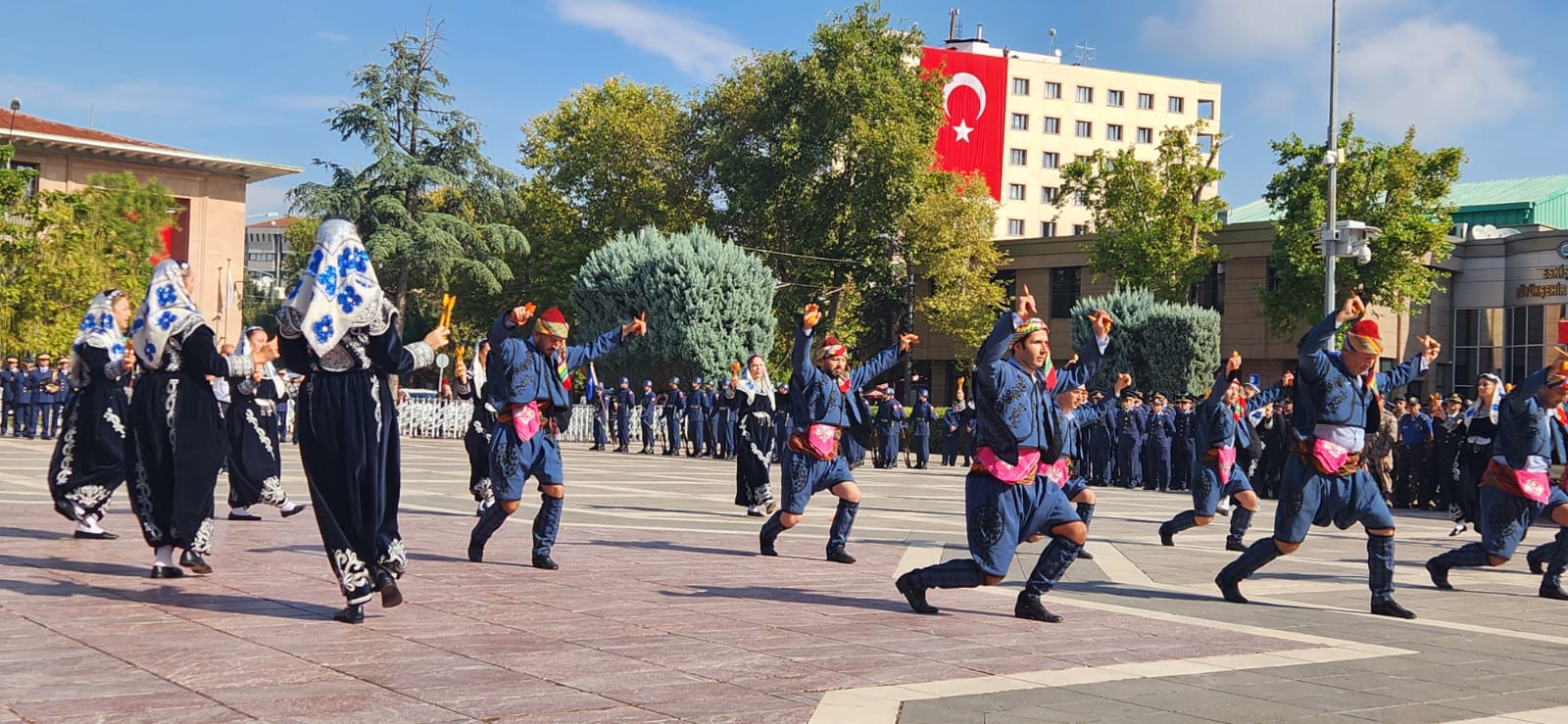 Eskişehir, düşman işgalinden kurtuluşunun 102. yılını görkemli bir törenle kutladı. Vali, Büyükşehir Belediye Başkanı ve diğer protokol mensuplarının katıldığı törende, çelenk sunma, saygı duruşu ve İstiklal Marşı'nın okunması gibi geleneksel ritüeller yer aldı. Konuşmalarda, şehrin Kurtuluş Savaşı'ndaki önemi, Atatürk'ün Eskişehir'e olan ilgisi ve şehrin günümüzdeki gelişimi vurgulandı. Tören, halk oyunları gösterileri ve şiir dinletileriyle renklendirildi.