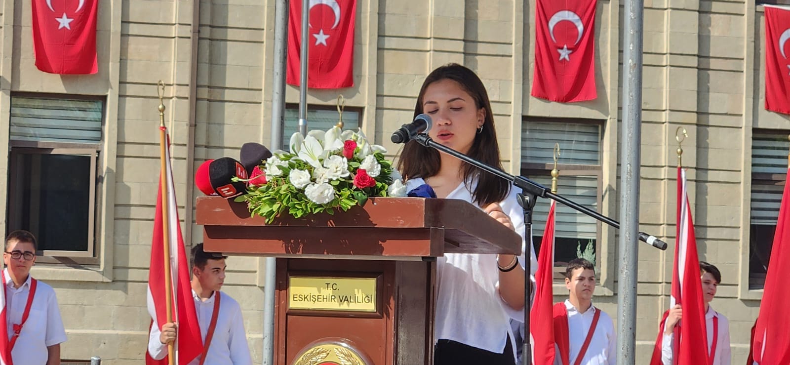 Eskişehir, düşman işgalinden kurtuluşunun 102. yılını görkemli bir törenle kutladı. Vali, Büyükşehir Belediye Başkanı ve diğer protokol mensuplarının katıldığı törende, çelenk sunma, saygı duruşu ve İstiklal Marşı'nın okunması gibi geleneksel ritüeller yer aldı. Konuşmalarda, şehrin Kurtuluş Savaşı'ndaki önemi, Atatürk'ün Eskişehir'e olan ilgisi ve şehrin günümüzdeki gelişimi vurgulandı. Tören, halk oyunları gösterileri ve şiir dinletileriyle renklendirildi.