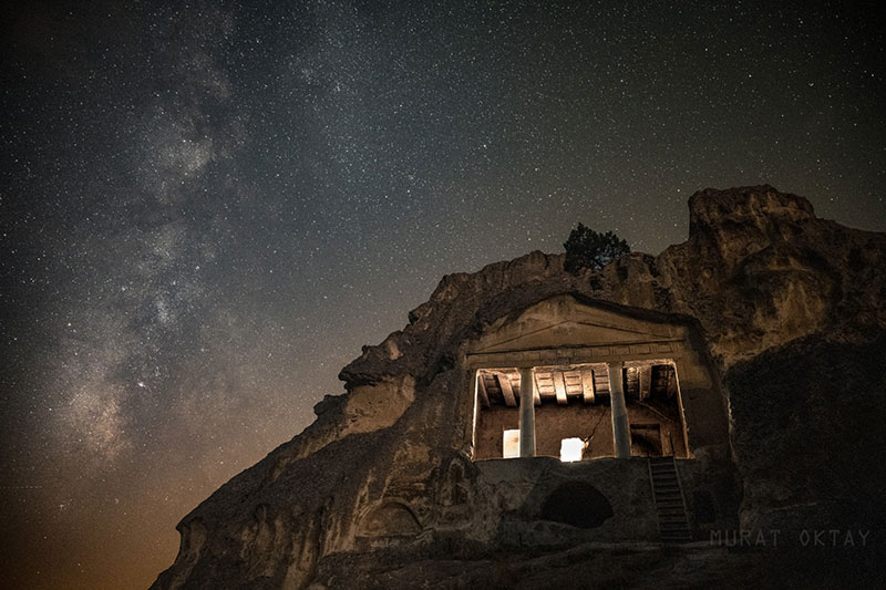 Eskişehirli astrofotoğrafçı Murat Oktay, zaman atlamalı fotoğrafçılık tekniğini kullanarak çekmiş olduğu ve bin 59 fotoğraftan oluşan Eskişehir‘in Seyitgazi ilçesi Çukurca köyündeki Gerdekkaya anıtı ve Han ilçesine bağlı Yazılıkaya köyündeki Yazılıkaya anıtını samanyolu eşliğinde fotoğrafladı.