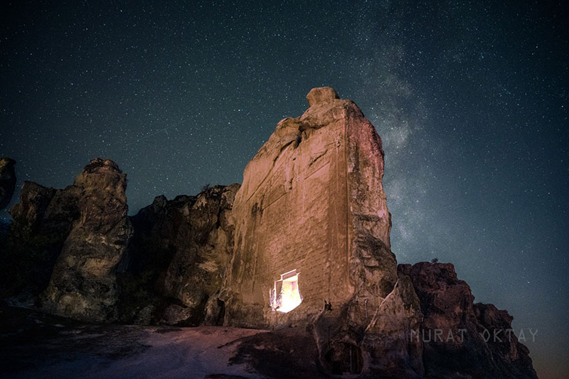 Eskişehirli astrofotoğrafçı Murat Oktay zaman atlamalı fotoğrafçılık tekniğini (timelapse) kullanarak Gerdekkaya anıtı ve Yazılıkaya anıtını samanyolu ile aynı karede buluşturdu.