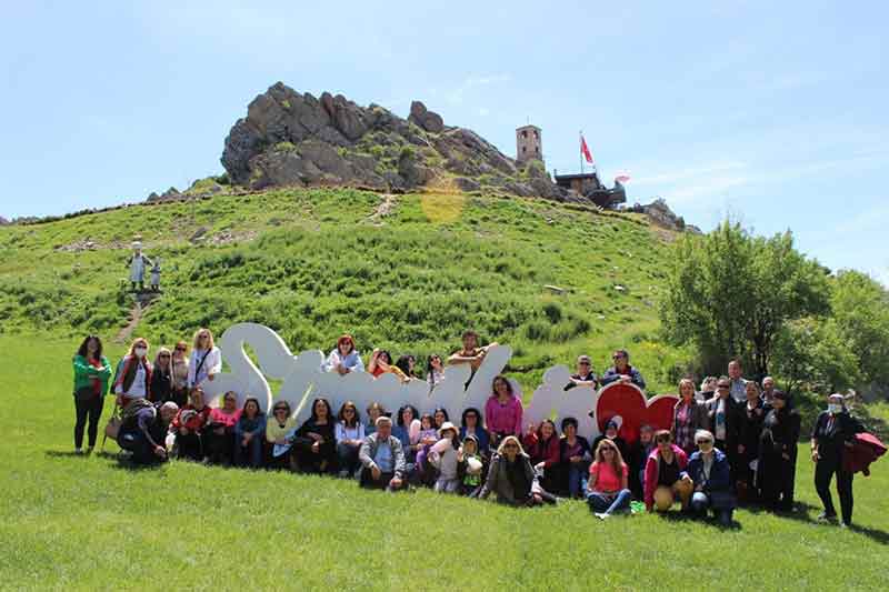 Tarihi dokusuyla yerli ve yabancı turistlerin ilgi odağı olan Eskişehir’in Sivrihisar ilçesi ziyaretçi akınına uğruyor.