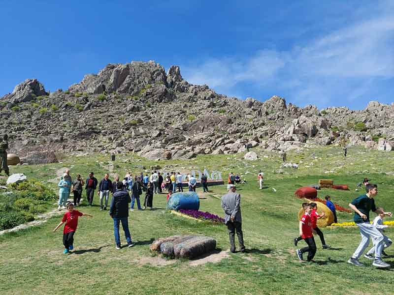 Tarihi dokusuyla yerli ve yabancı turistlerin ilgi odağı olan Eskişehir’in Sivrihisar ilçesi ziyaretçi akınına uğruyor.