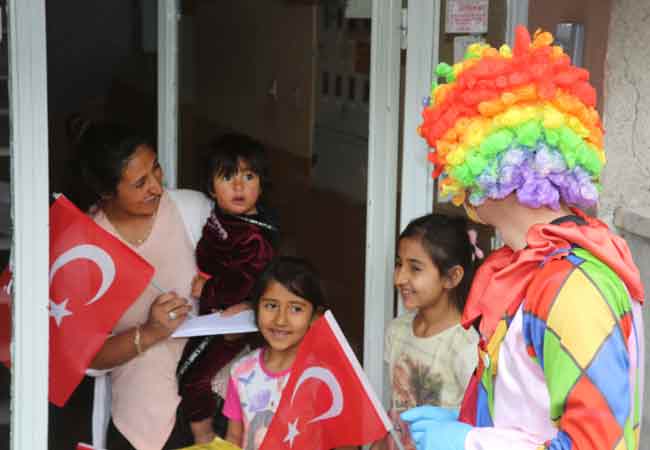 ...“Atatürk siz çocuklara “Küçük hanımlar, küçük beyler! Sizler hepiniz geleceğin bir gülü, yıldızı ve ikbal ışığısınız. Memleketi asıl ışığa boğacak olan sizsiniz. Kendinizin ne kadar önemli, değerli olduğunuzu düşünerek ona göre çalışınız. Sizlerden çok şey bekliyoruz.” derken,...