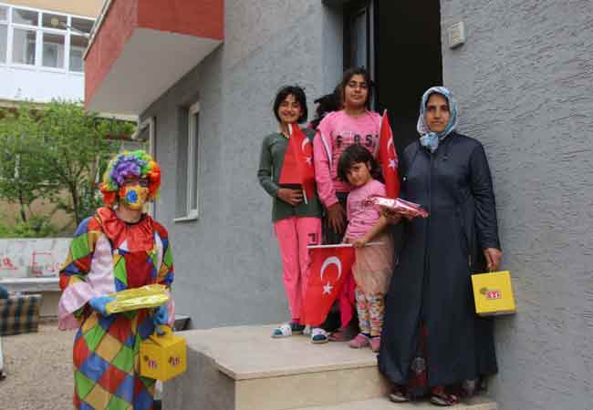 ...sizlere ne kadar güvendiğini ifade etmiştir. Her zaman olduğu gibi kesinlikle haklı olduğunu düşünüyorum. Gelecekte, her biriniz sağlıklı ve eğitimli nesiller olarak bu ülkenin yönetiminde söz sahibi olacaksınız...