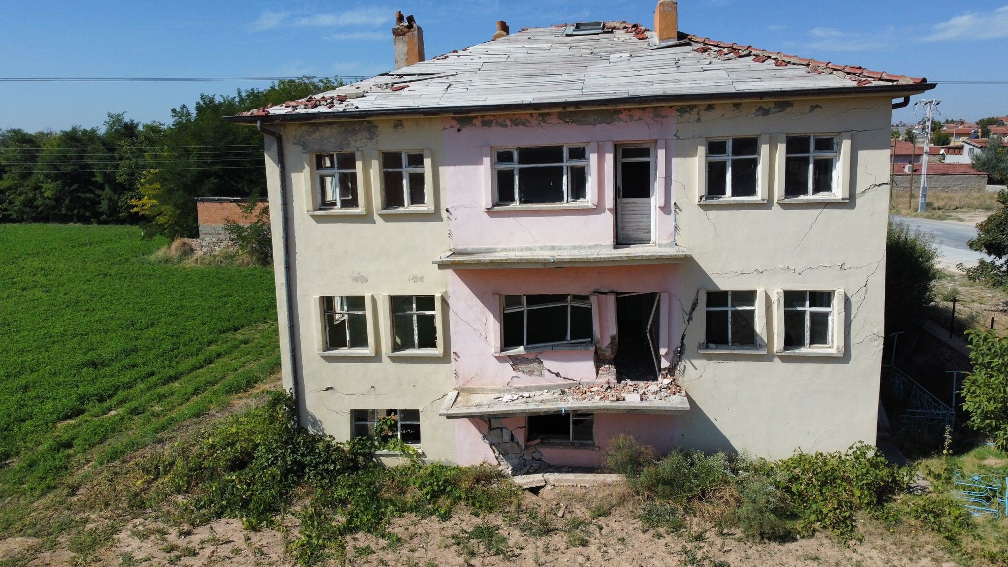 Şıhlar mahallesi ile merkeze bağlı Dipevler köyünde yaklaşık 11 yıl önce ortaya çıkan topraktaki yüzey kırıkları korkutucu boyutlara ulaştı. Toprakta meydana gelen yüzeysel çatlaklar ev, ahır, besihane gibi yapılarında duvarlarında devasa çatlaklar oluşturdu.