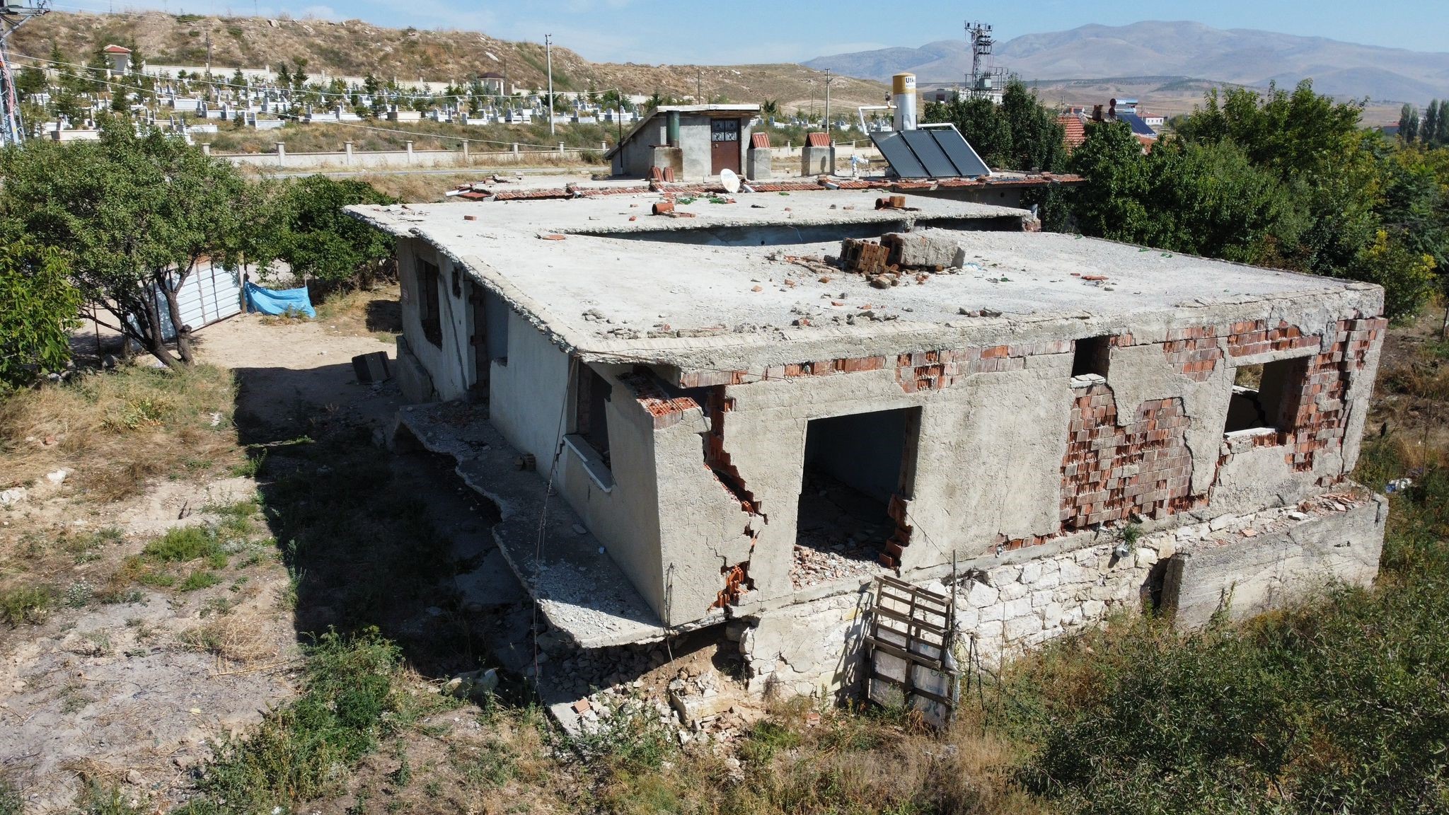 Topraktaki yüzeysel kırıkları ve derin çatlakların 11 yıl önce başlamasına rağmen Bolvadin Belediyesi'nin aradan geçen zaman içerisinde bölgeyle ilgili imar planı değişikliği yapmaması ve yakın zamanlarda halen, bölgeye bina yapı ruhsatları vermesi ise bir başka düşündürücü konu.