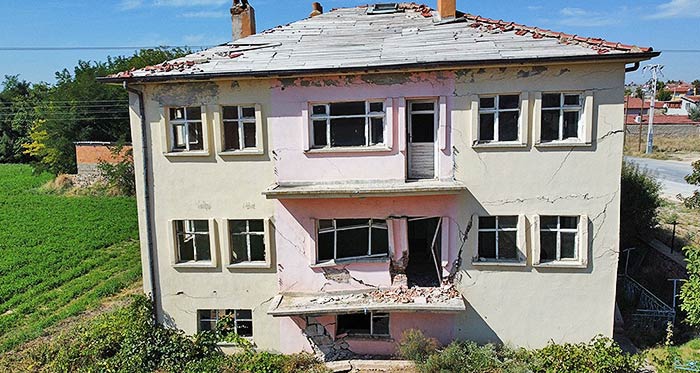 Afyon Kocatepe Üniversitesi Deprem Uygulama ve Araştırma Merkezi (DUAM) Müdürü Prof. Dr. Çağlar Özkaymak ise telefon ile ulaşan İhlas Haber Ajansı (İHA) muhabirine yaptığı açıklamada zonların (yüzey kırıklarının) 5 metreden başlayarak yer yer 20 metreye kadar ulaştığını ve bununda haritalandığını kaydetti.