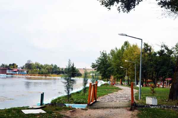 Eskişehir’in Çifteler ilçesinde doğa harikası olan Sakaryabaşı, tablo görünümüyle insanları kendisine adeta hayran bırakıyor.