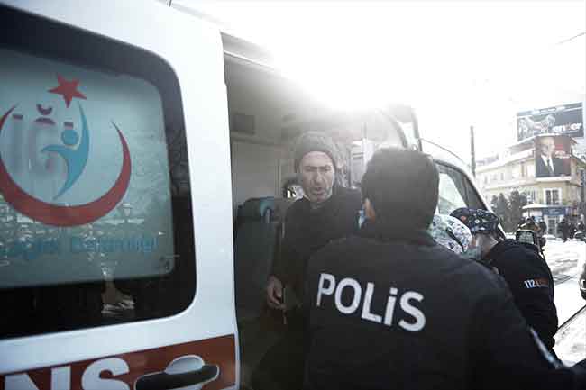 Eskişehir'de Porsuk Çayı'na düşen kişi polis ekiplerince kurtarıldı.