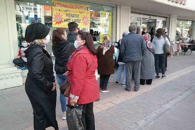 Eskişehir’in en işlek yerlerinden Hamamyolu Caddesi, tam kapanma kararının açıklanmasının ardından vatandaşların akınına uğradı.