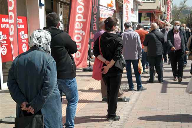 Cadde boyunca sıralanan mağazalarda insanlar sosyal mesafeyi unutarak alışveriş yaptı. 