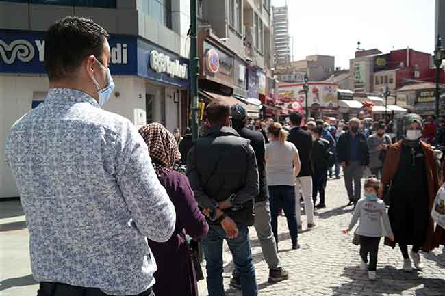 Mağazalar önünde oluşan uzun kuyruklar sosyal mesafe açısından tedirgin ederken, insanların sokağa çıkma kısıtlaması uygulanacak bayram günleri için şeker, çikolata ve giyim alışverişi yapması ise akıllarda soru işaretleri oluşturdu. 