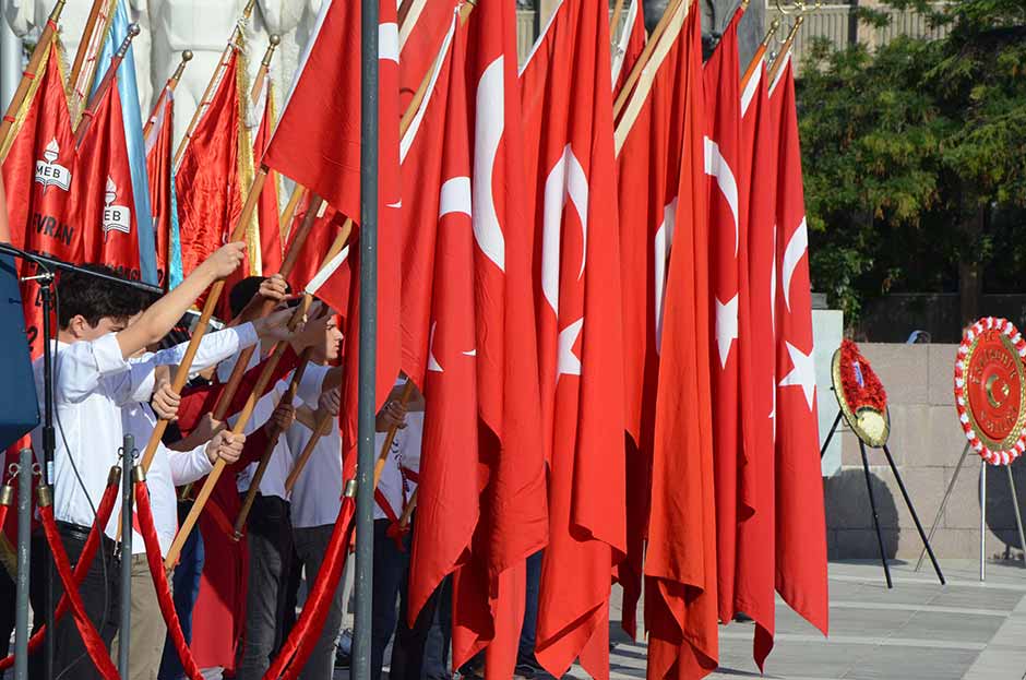 Eskişehir'in düşman işgalinden kurtuluşunun 94'üncü yıl dönümü, Vilayet Meydanı'nda düzenlenen törenle kutlanmaya başlandı.