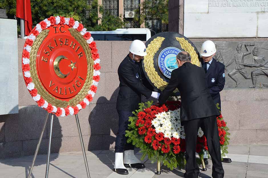 Eskişehir'in düşman işgalinden kurtuluşunun 94'üncü yıl dönümü, Vilayet Meydanı'nda düzenlenen törenle kutlanmaya başlandı.