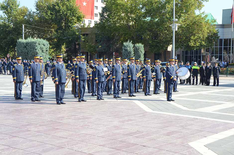 Eskişehir'in düşman işgalinden kurtuluşunun 94'üncü yıl dönümü, Vilayet Meydanı'nda düzenlenen törenle kutlanmaya başlandı.