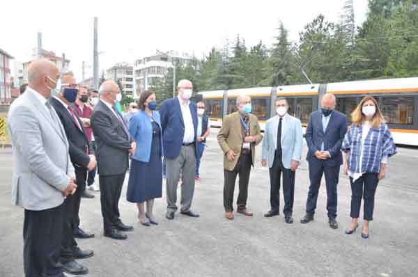 ...Şimdi o hattan sonra Kumlubel, Opera, Çarşı, Şehir Hastanesi hattımız da 15 km. İkinci en uzun hattımız oluyor. Tüm tramvay hatlarımızın uzunluğu da toplamda 55 km’ye çıktı. Aslında bu köprüyü de bu yıl başlatabilirsek Karayolları ile protokol imzaladık...