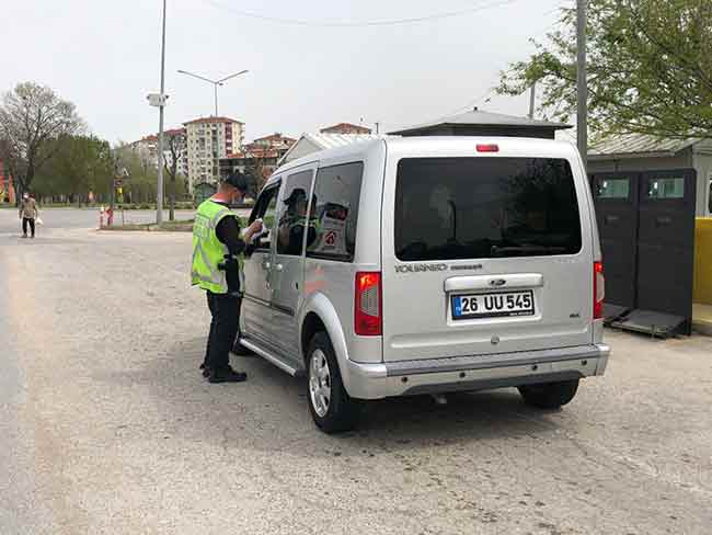 Eskişehir İl Emniyet Müdürlüğüne bağlı Trafik Şubesi ekipleri ise il sınırında denetimlerini ara vermeden sürdürüyor.