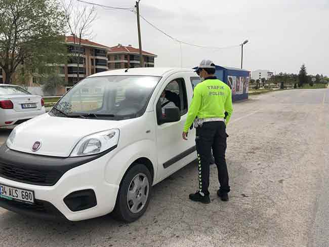 Gelen tüm araçlar durdurularak izin belgeleri ve trafik açısından araç kontrolleri gerçekleştiriliyor.