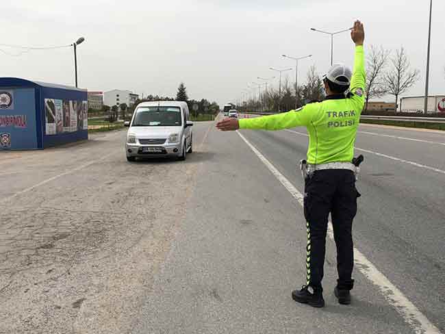 Türkiye genelinde uygulanan sokağa çıkma kısıtlamasında şehirlerarası yollarda denetimler devam ediyor.