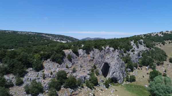 ...Gezmeye gelenleri, yürüyüş yapmak isteyenleri mağarada gezdirdim. Buranın uzunluğu 450 metre ve içinden su geçiyor. Mağaranın içindeki su seviyesi ilkbaharda yüksek oluyor...