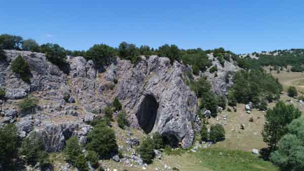 Eskişehir ile Bolu sınırında bulunan 450 metre uzunluğundaki Düden Mağarası’nın bir ucu Eskişehir’e diğer ucu Bolu’ya çıkıyor.