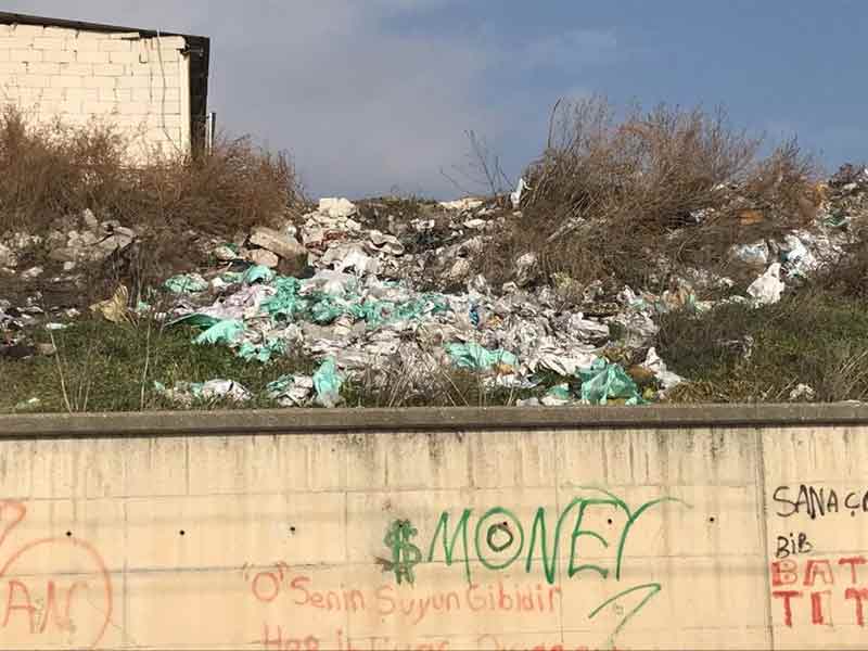 Yol kenarındaki yeşil alana duyarsızca dökülen atıklar görenleri endişelendiriyor.