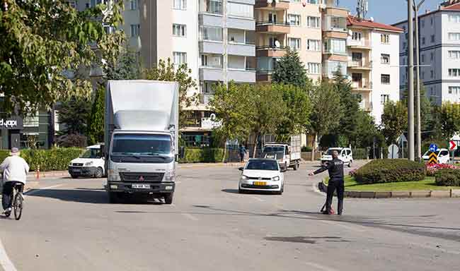 Kavşakta meydana gelen kazaya rağmen, kavşağa giren diğer araçların polislerin uyarılarına rağmen kontrolsüz hızlarda seyretmeleri ikinci bir kazaya da davetiye çıkardı.