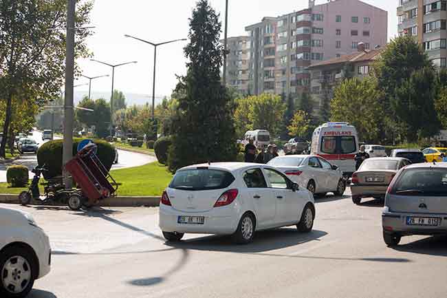 Eskişehir'in en işlek caddelerinden olan Atatürk Bulvarı'ndaki feci kaza yürekleri ağza getirdi