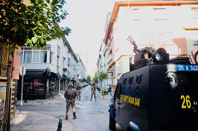 Eskişehir'de, polisin 'dur' ihtarına uymayarak kaçan 3 şüpheli, Özel Harekat Şubesi ekiplerince yakalandı.