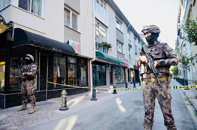 Eskişehir'de, polisin 'dur' ihtarına uymayarak kaçan 3 şüpheli, Özel Harekat Şubesi ekiplerince yakalandı.