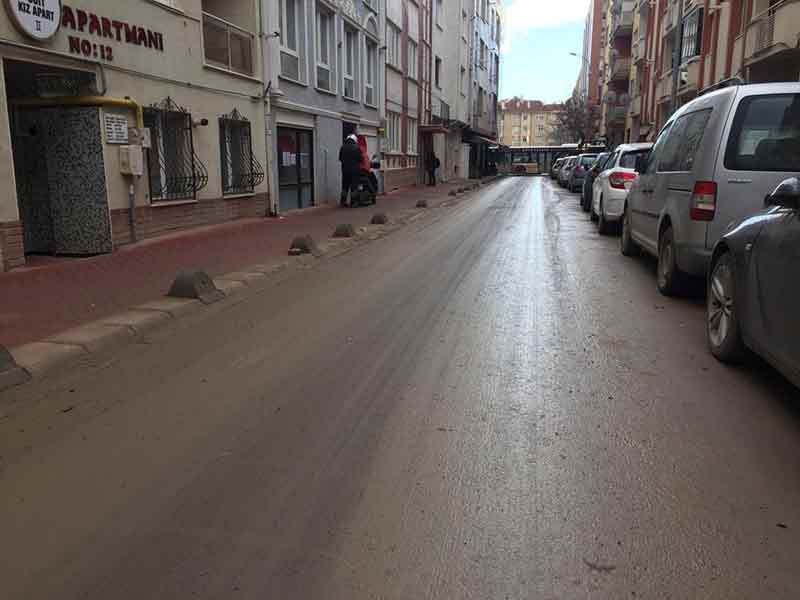 Eskişehir'in Tutanlı sokağı sakinleri, Mehmet Anadolu Lisesi karşısında her yağmur sonrası oluşan çamurlu yola bir çare bulmalarını istiyor.